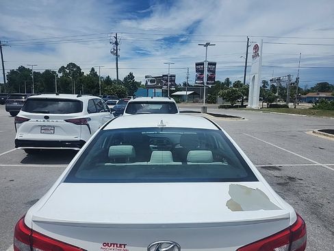 Used 2015 Hyundai Sonata SE w/ Option Group 09 FWD image 10