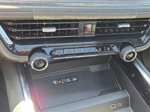 Used 2025 Chevrolet Tahoe Z71 w/ Comfort Package AWD/4WD image 32