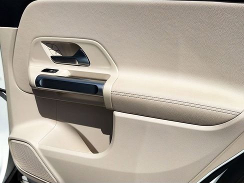 Used 2022 Mercedes-Benz GLB 250 4MATIC image 35