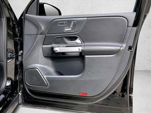 Used 2025 Mercedes-Benz GLB 250 image 19