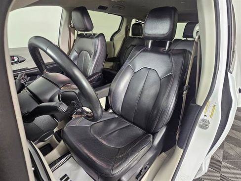 Used 2020 Chrysler Pacifica Touring-L image 30