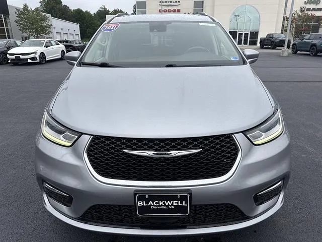 Used 2021 Chrysler Pacifica Touring-L FWD image 2