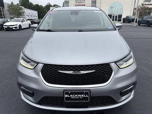 Used 2021 Chrysler Pacifica Touring-L FWD image 2