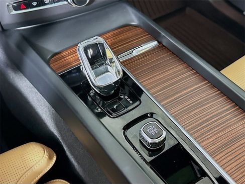 Used 2023 Volvo XC60 T8 Ultimate image 22