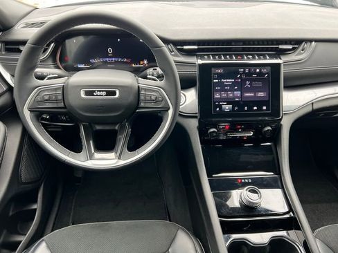 Used 2023 Jeep Grand Cherokee L Laredo image 3