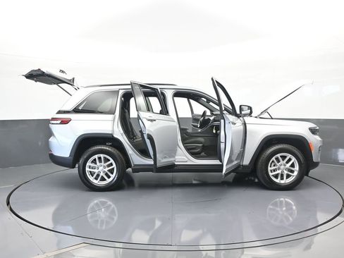 Used 2024 Jeep Grand Cherokee Laredo X image 73