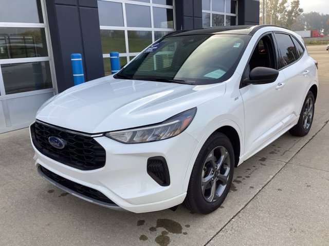 Used 2023 Ford Escape ST-Line w/ Tech Pack #1 AWD/4WD image 2