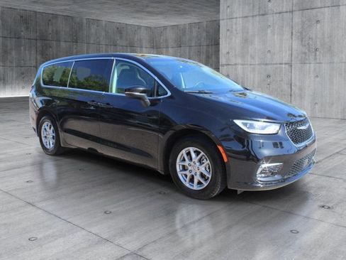 Used 2023 Chrysler Pacifica Touring-L FWD image 7