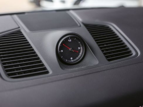 Certified 2023 Porsche Cayenne Platinum Edition image 23