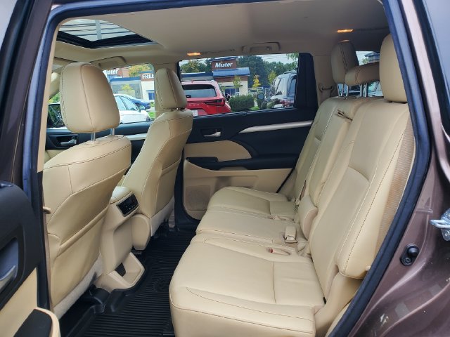 Used 2017 Toyota Highlander XLE AWD/4WD image 8