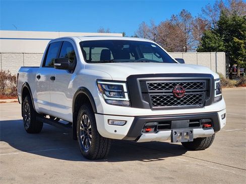 Used 2024 Nissan Titan PRO-4X w/ Pro-4x Convenience Package image 3