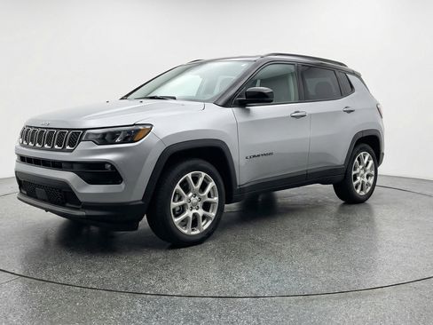 Used 2025 Jeep Compass Limited image 3