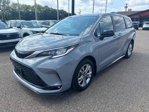 Used 2023 Toyota Sienna XSE w/ XSE Plus Package AWD/4WD image 4