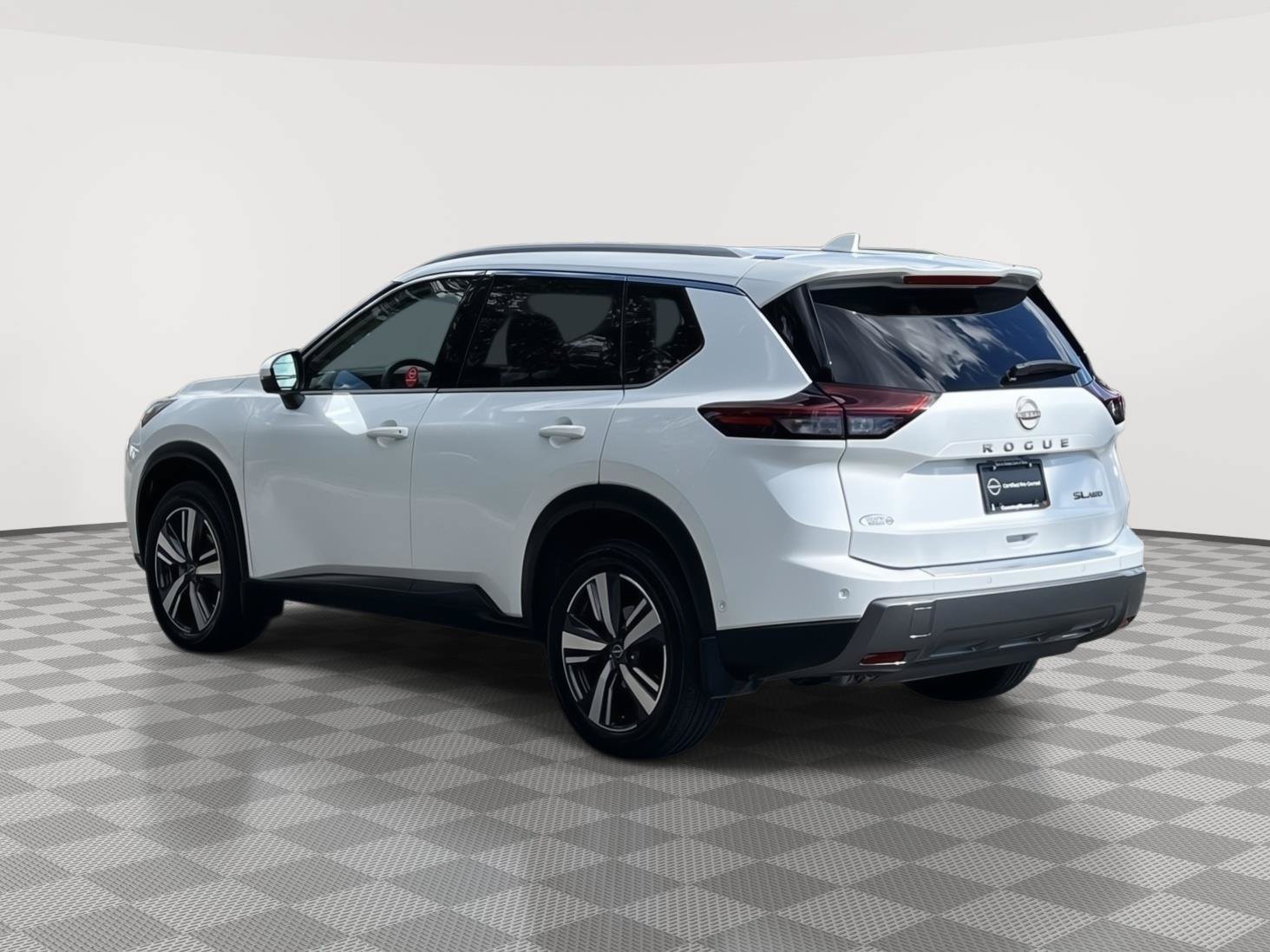 Used 2025 Nissan Rogue SL AWD/4WD image 7