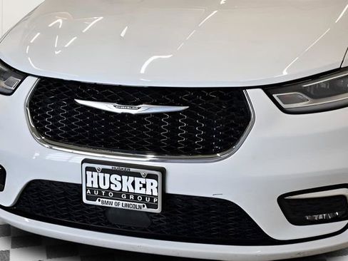 Used 2023 Chrysler Pacifica Touring-L image 16