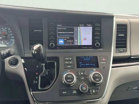 Used 2018 Toyota Sienna XLE image 14