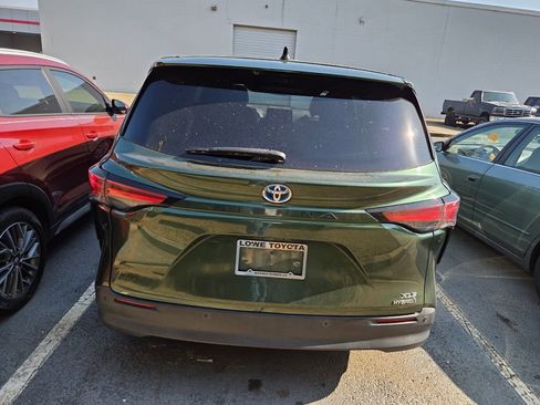 Used 2022 Toyota Sienna XLE image 8