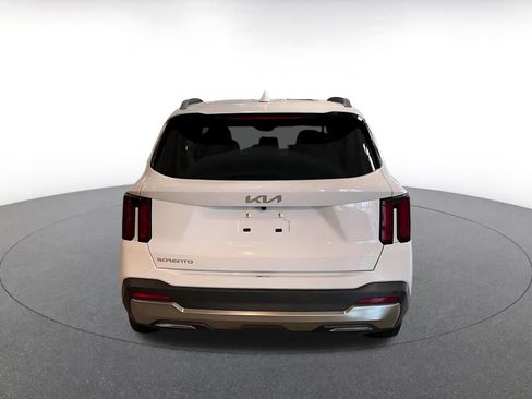 Used 2024 Kia Sorento S image 12