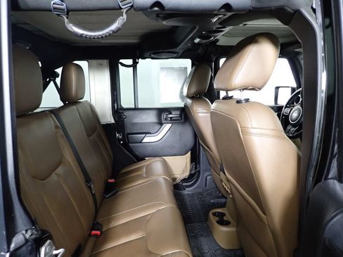 Used 2014 Jeep Wrangler Unlimited Rubicon w/ Dual Top Group AWD/4WD image 31