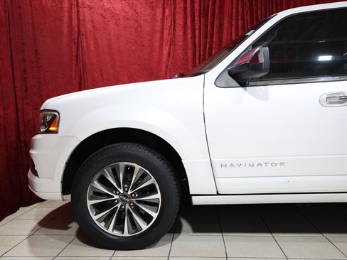 Used 2017 Lincoln Navigator Select image 5