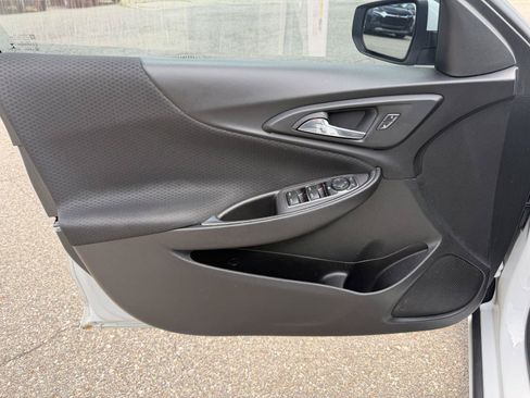 Used 2017 Chevrolet Malibu LT FWD image 11