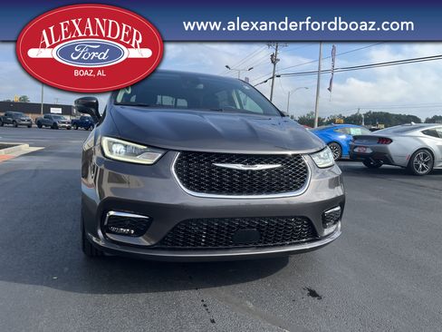 Used 2023 Chrysler Pacifica Touring-L image 5