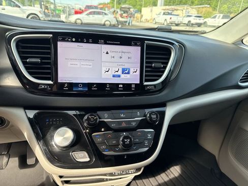 Used 2022 Chrysler Pacifica Touring-L FWD image 12