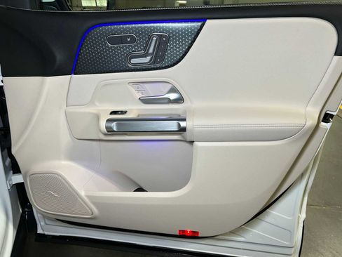 Used 2025 Mercedes-Benz GLB 250 image 10