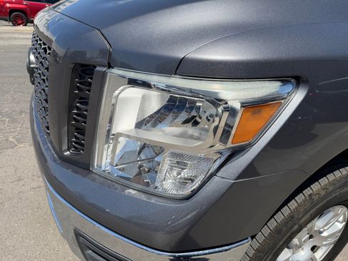 Used 2019 Nissan Titan SV w/ SV Convenience Package RWD image 9
