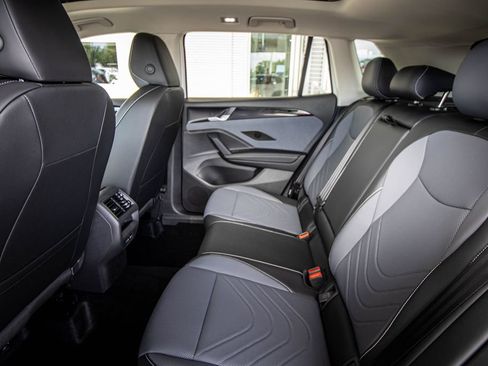 New 2026 Volkswagen Tiguan SE FWD image 27