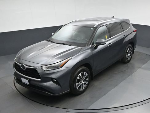 Used 2021 Toyota Highlander XLE AWD/4WD image 74