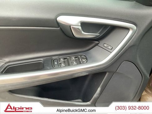 Used 2018 Volvo V60 T5 Cross Country image 19