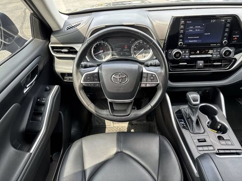 Used 2022 Toyota Highlander XLE AWD/4WD image 16