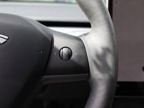 Used 2025 Tesla Model Y Long Range RWD image 32