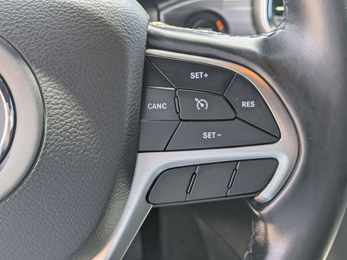 Used 2021 Jeep Grand Cherokee Laredo AWD/4WD image 21