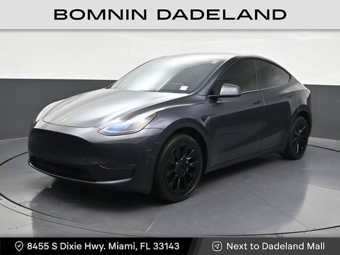 Used 2024 Tesla Model Y Long Range AWD/4WD image 1