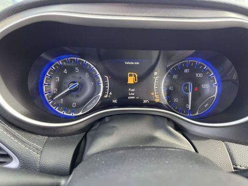 Used 2023 Chrysler Pacifica Touring-L image 32