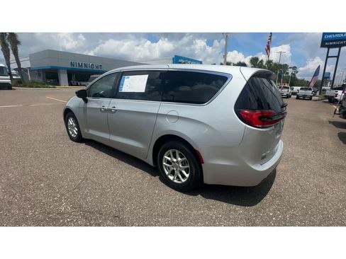 Used 2024 Chrysler Pacifica Touring-L FWD image 4