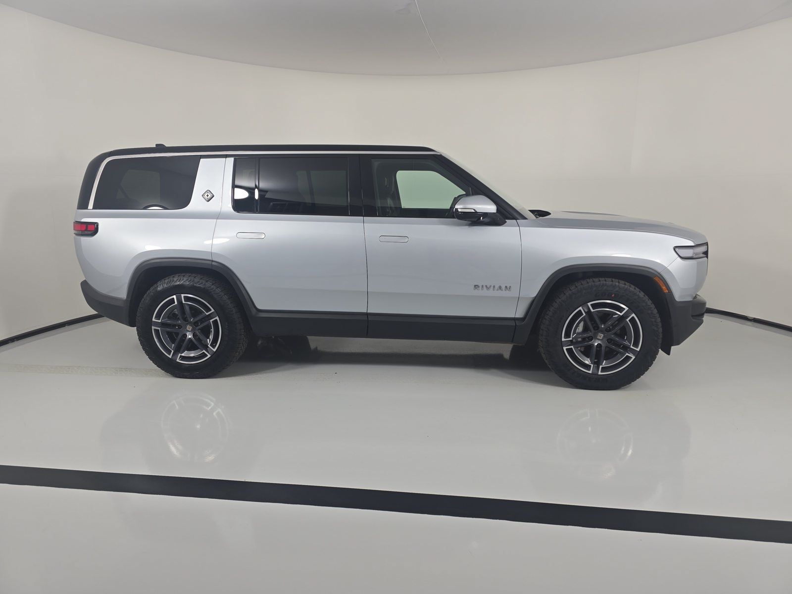 Used 2025 Rivian R1S Adventure Dual AWD/4WD image 6