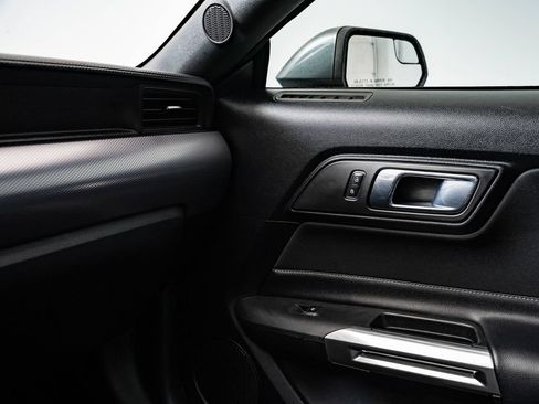 Used 2017 Ford Mustang Coupe RWD image 33