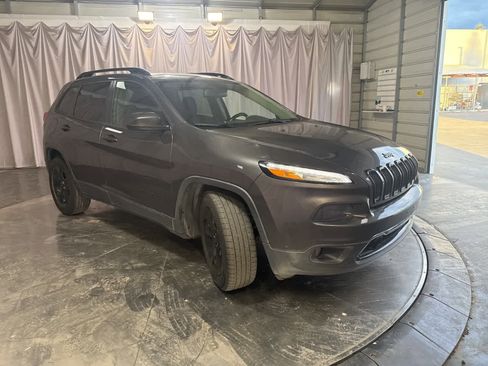 Used 2018 Jeep Cherokee Latitude w/ Altitude Package image 3
