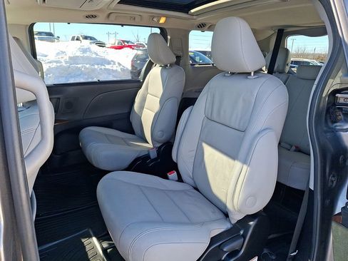 Used 2017 Toyota Sienna Limited image 14