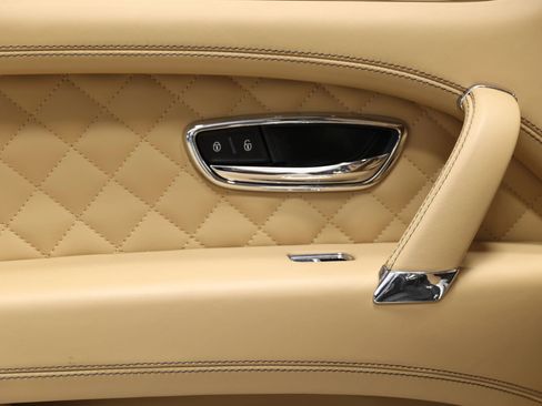Used 2018 Bentley Bentayga AWD/4WD image 52