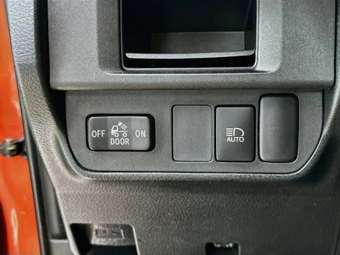 Used 2018 Toyota Tacoma SR5 RWD image 12