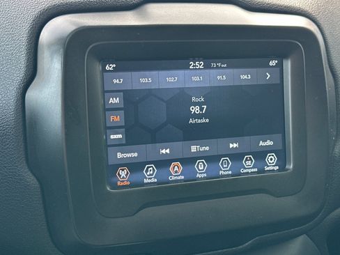 Used 2021 Jeep Renegade Latitude w/ Sun & Sound Group image 17