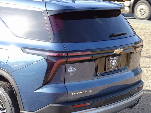 Used 2025 Chevrolet Traverse LT image 34