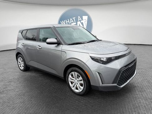 Used 2023 Kia Soul LX image 1