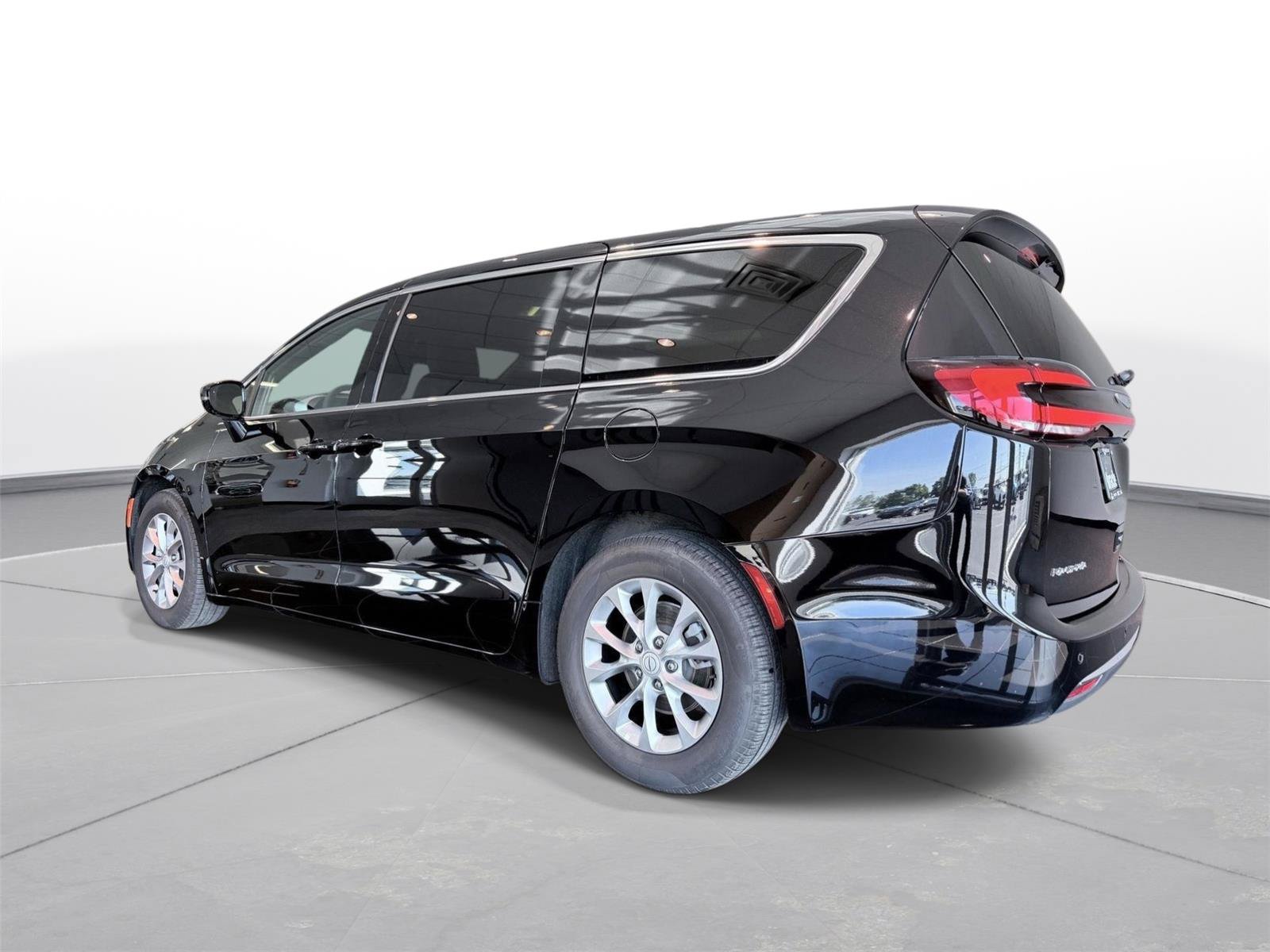 Used 2026 Chrysler Pacifica Limited FWD image 12