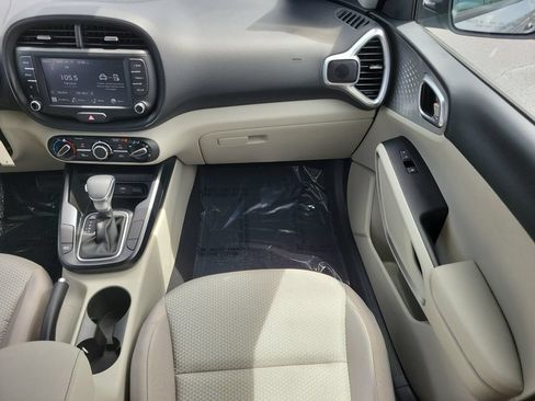 Used 2025 Kia Soul LX w/ LX Technology Package FWD image 14