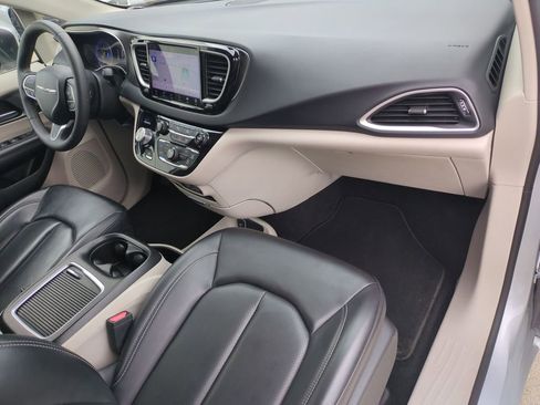 Used 2023 Chrysler Pacifica Touring-L FWD image 36